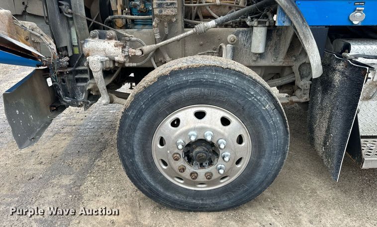 image for item DT2002 2003 Kenworth T800 semi truck