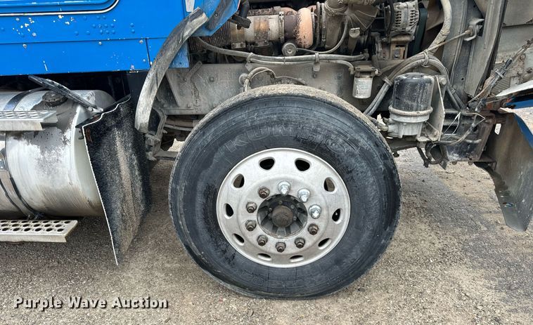 image for item DT2002 2003 Kenworth T800 semi truck