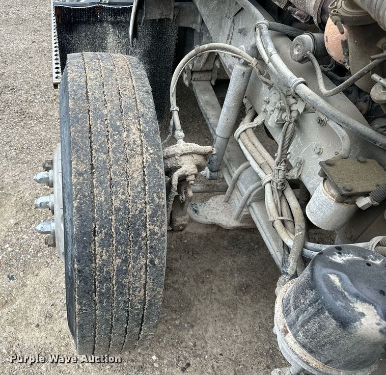 image for item DT2002 2003 Kenworth T800 semi truck