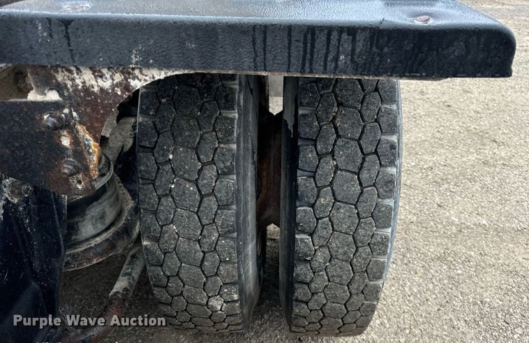 image for item DT2002 2003 Kenworth T800 semi truck