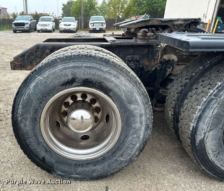 image for item DT2002 2003 Kenworth T800 semi truck