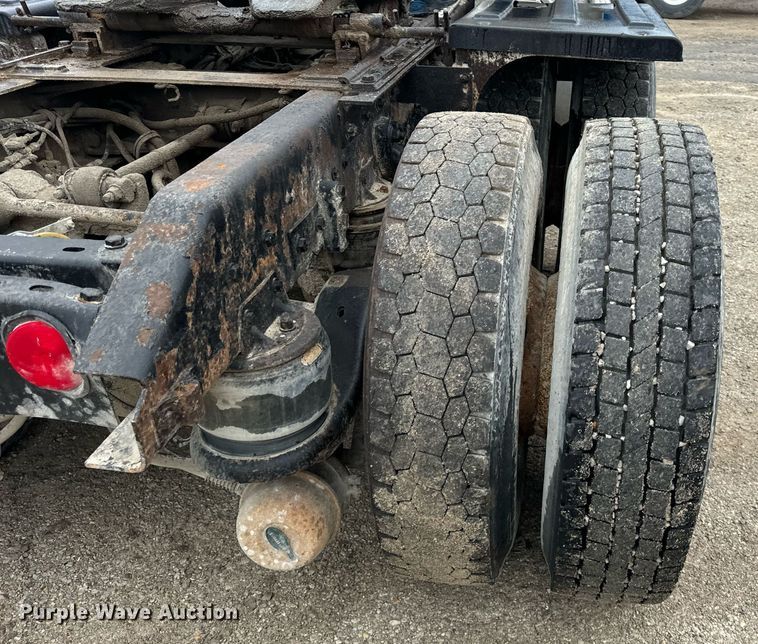 image for item DT2002 2003 Kenworth T800 semi truck