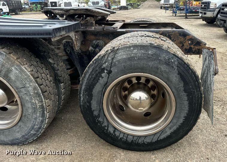 image for item DT2002 2003 Kenworth T800 semi truck