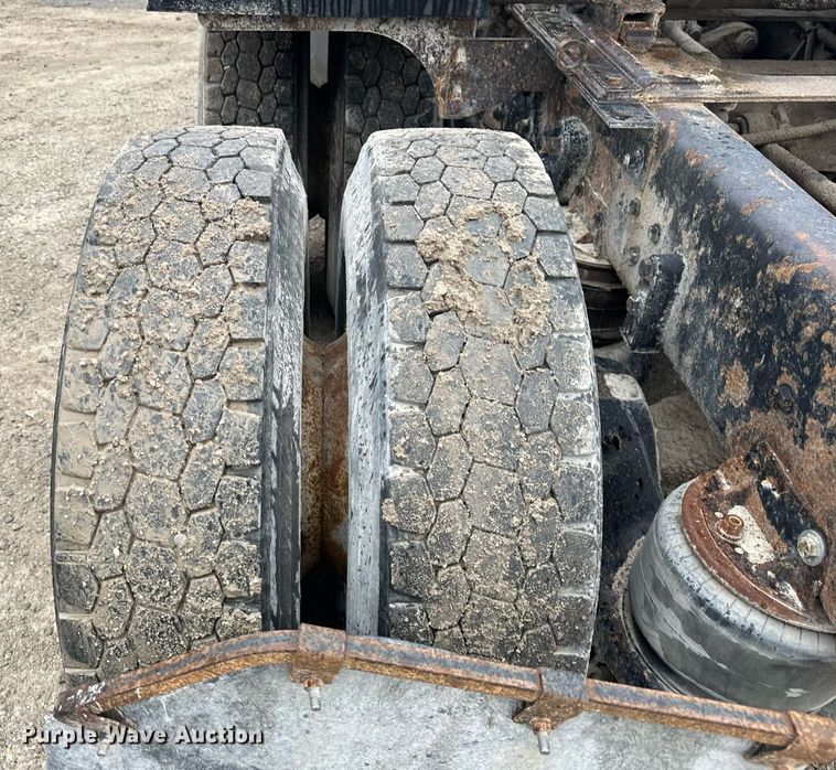 image for item DT2002 2003 Kenworth T800 semi truck