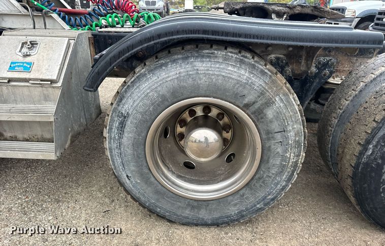 image for item DT2002 2003 Kenworth T800 semi truck