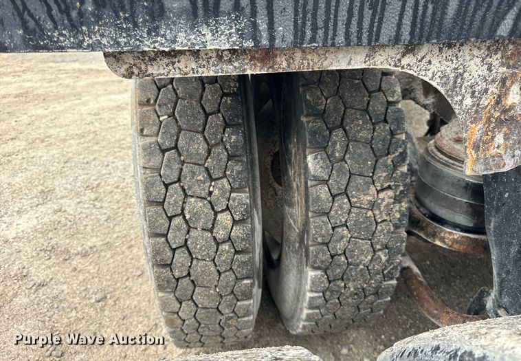 image for item DT2002 2003 Kenworth T800 semi truck