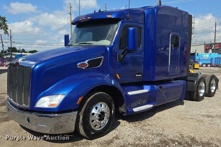 image for item DT5279 2021 Peterbilt 579 semi truck
