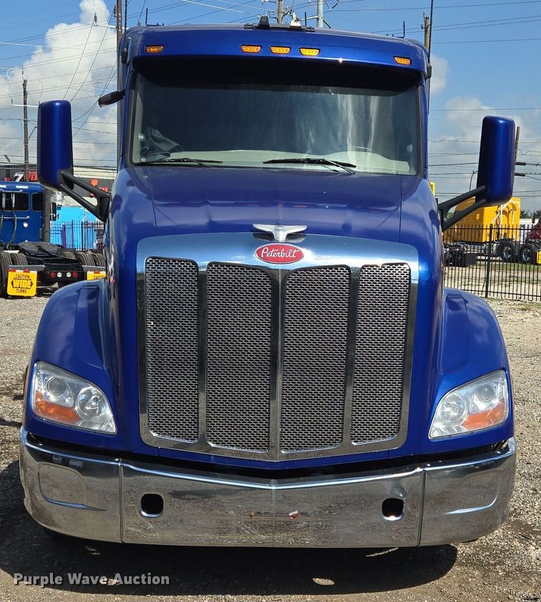 image for item DT5279 2021 Peterbilt 579 semi truck
