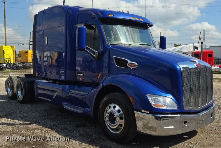 image for item DT5279 2021 Peterbilt 579 semi truck