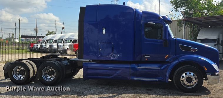 image for item DT5279 2021 Peterbilt 579 semi truck