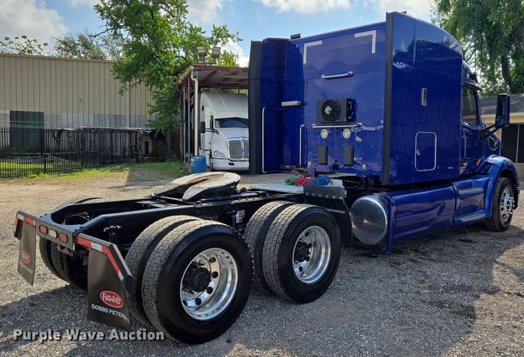 image for item DT5279 2021 Peterbilt 579 semi truck