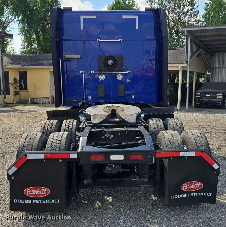 image for item DT5279 2021 Peterbilt 579 semi truck