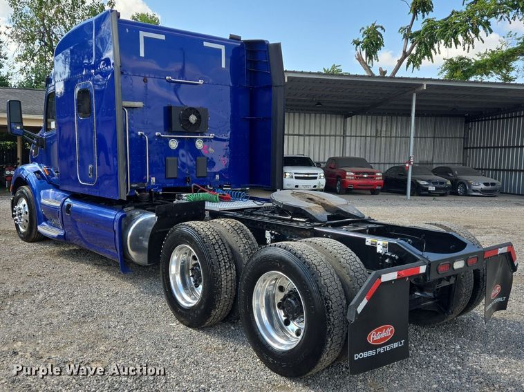 image for item DT5279 2021 Peterbilt 579 semi truck