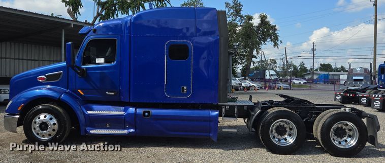 image for item DT5279 2021 Peterbilt 579 semi truck
