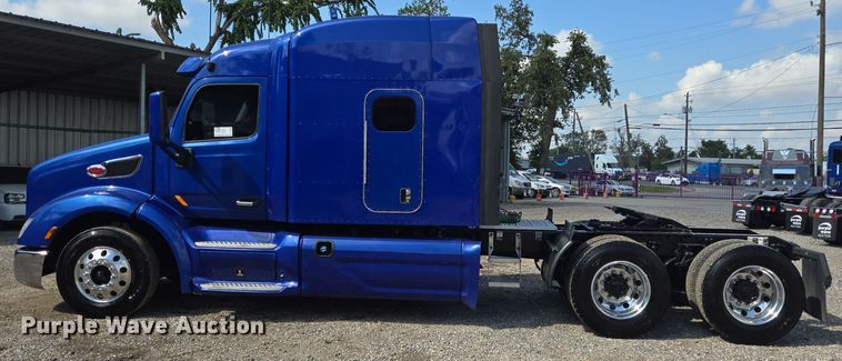 image for item DT5279 2021 Peterbilt 579 semi truck