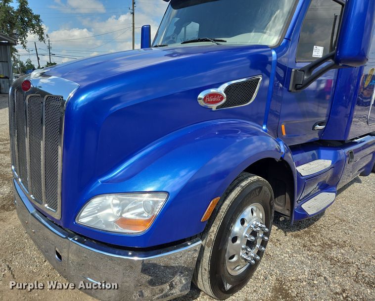 image for item DT5279 2021 Peterbilt 579 semi truck