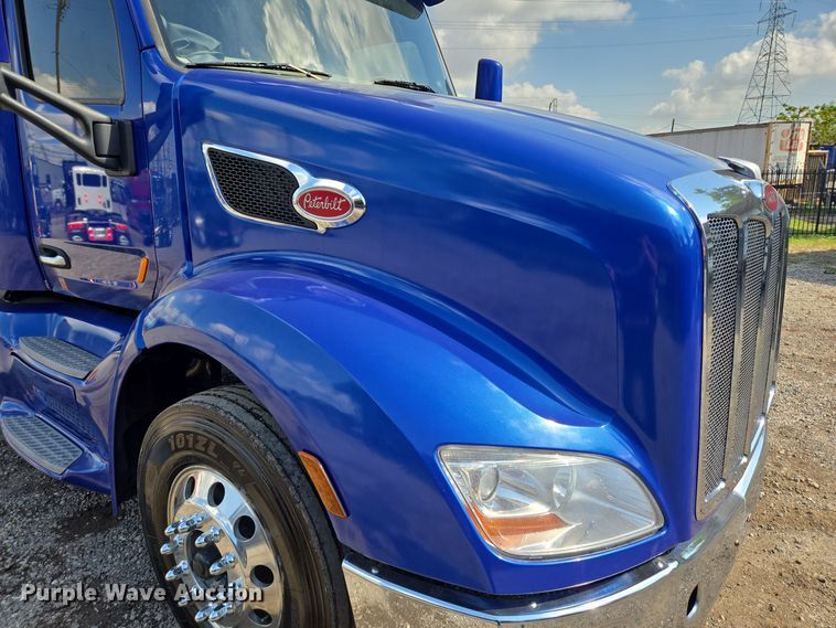 image for item DT5279 2021 Peterbilt 579 semi truck