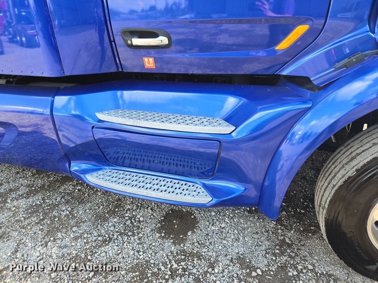 image for item DT5279 2021 Peterbilt 579 semi truck