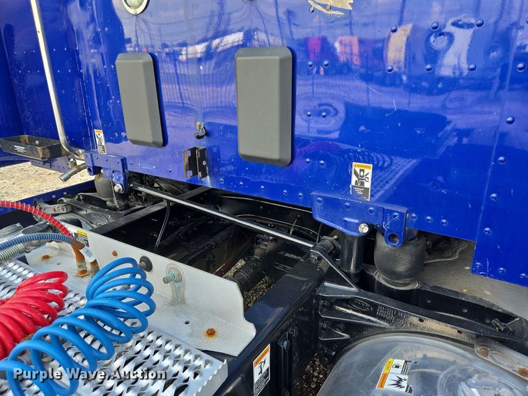 image for item DT5279 2021 Peterbilt 579 semi truck