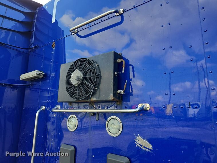 image for item DT5279 2021 Peterbilt 579 semi truck