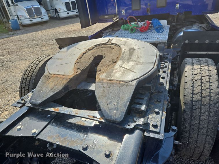 image for item DT5279 2021 Peterbilt 579 semi truck