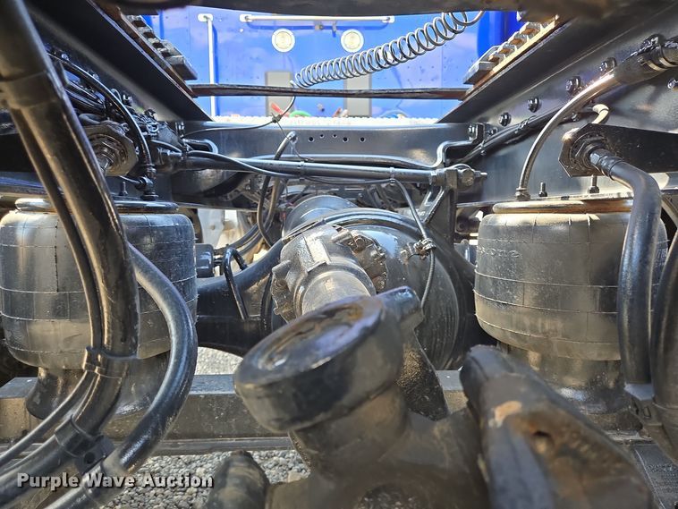 image for item DT5279 2021 Peterbilt 579 semi truck