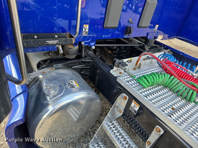 image for item DT5279 2021 Peterbilt 579 semi truck