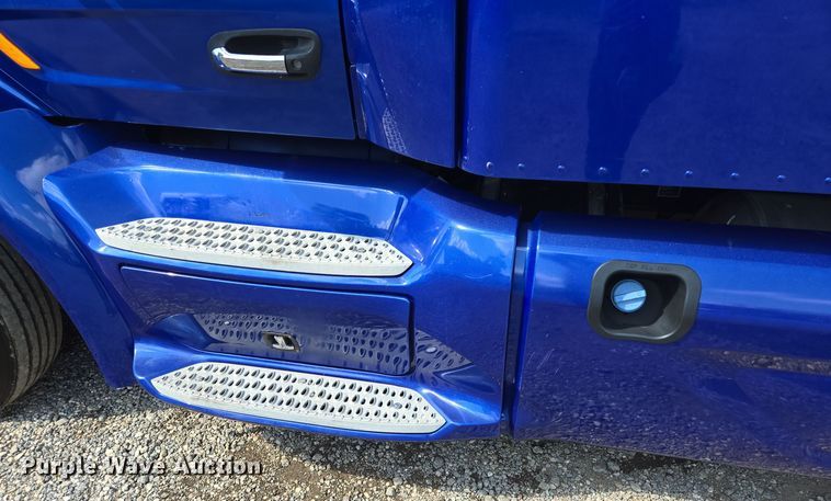 image for item DT5279 2021 Peterbilt 579 semi truck
