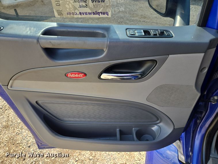 image for item DT5279 2021 Peterbilt 579 semi truck