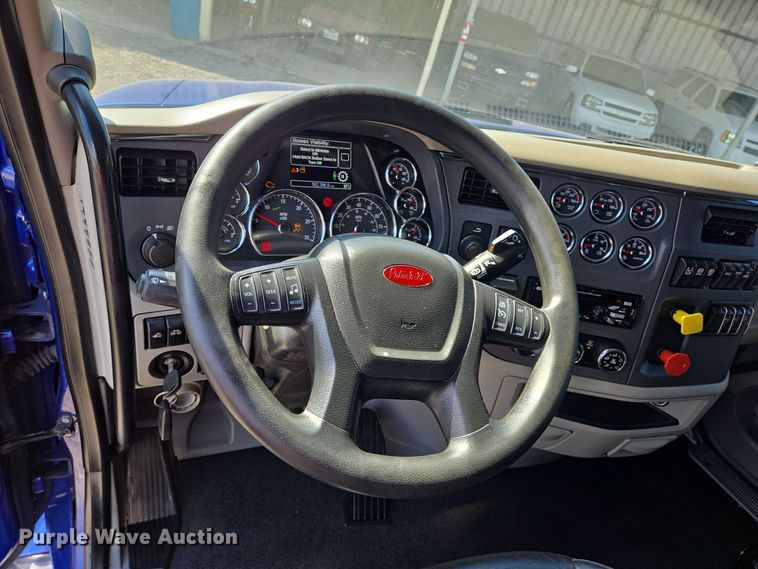 image for item DT5279 2021 Peterbilt 579 semi truck