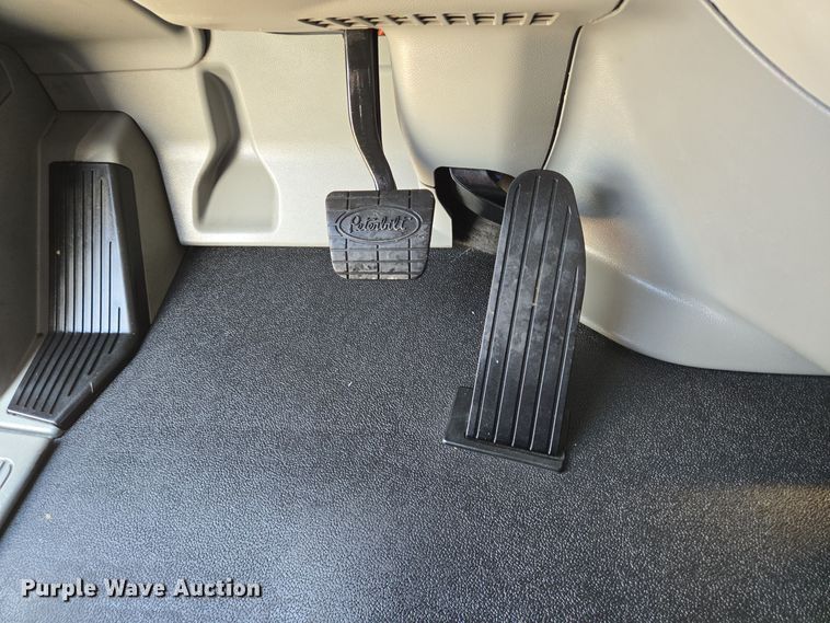 image for item DT5279 2021 Peterbilt 579 semi truck