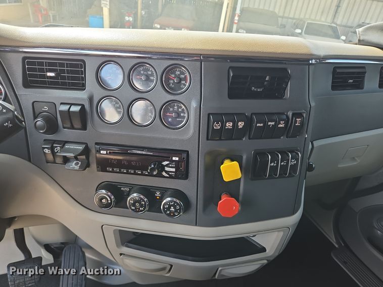 image for item DT5279 2021 Peterbilt 579 semi truck