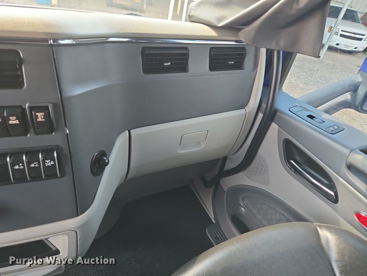 image for item DT5279 2021 Peterbilt 579 semi truck