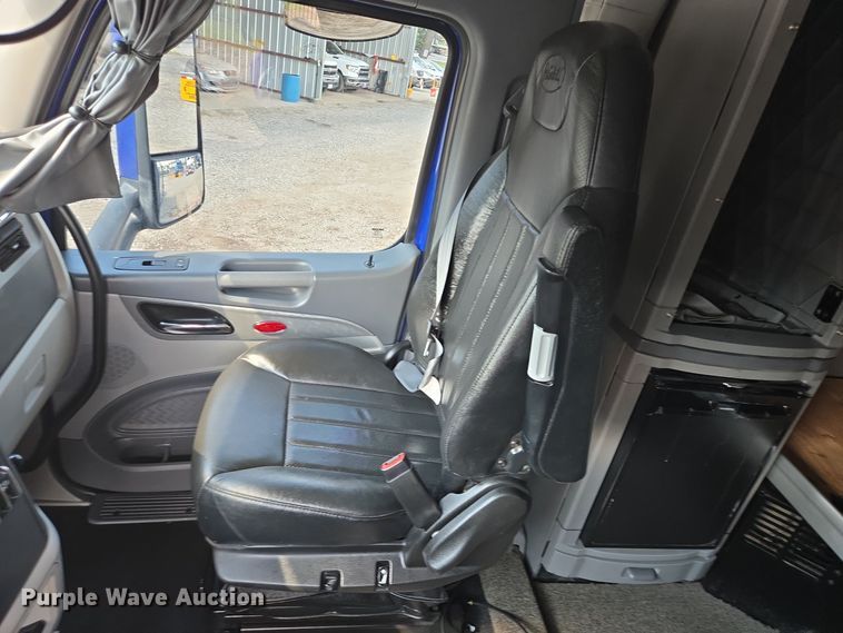 image for item DT5279 2021 Peterbilt 579 semi truck