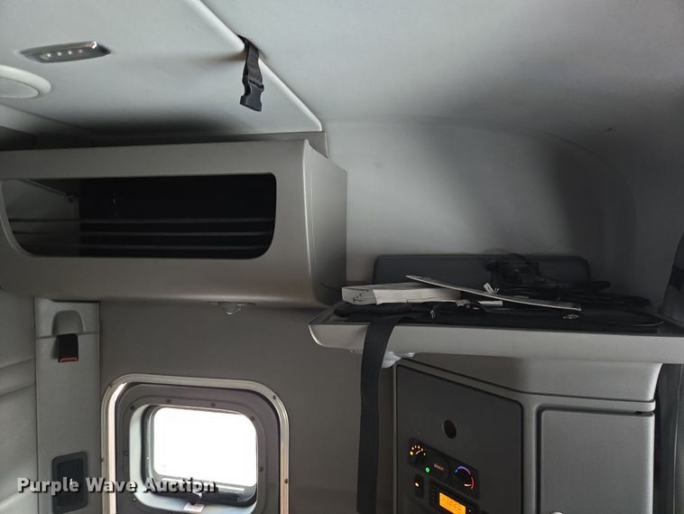 image for item DT5279 2021 Peterbilt 579 semi truck