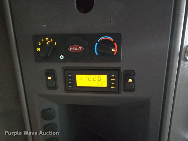 image for item DT5279 2021 Peterbilt 579 semi truck