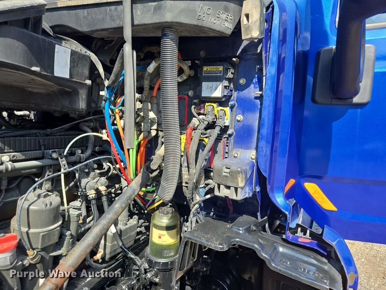 image for item DT5279 2021 Peterbilt 579 semi truck