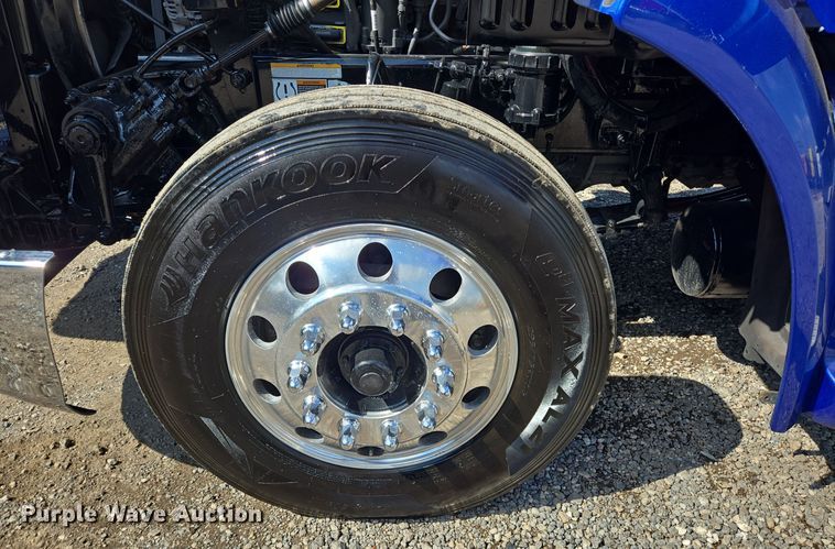 image for item DT5279 2021 Peterbilt 579 semi truck