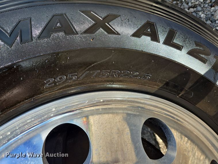 image for item DT5279 2021 Peterbilt 579 semi truck