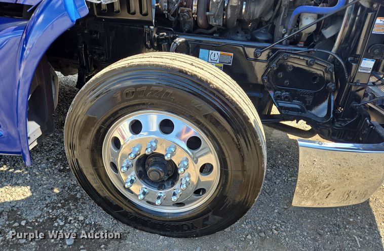 image for item DT5279 2021 Peterbilt 579 semi truck