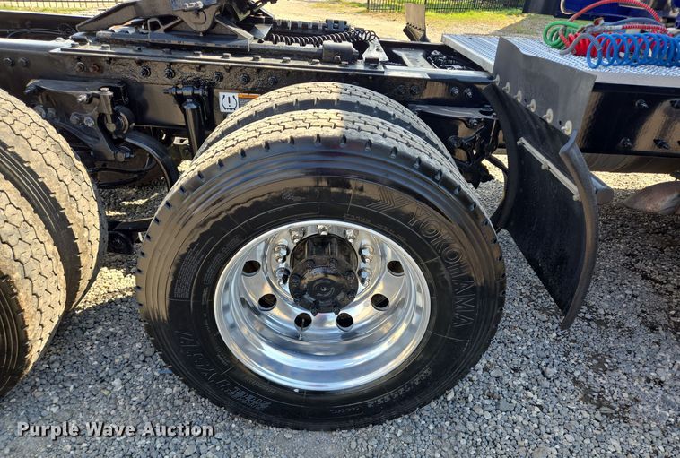 image for item DT5279 2021 Peterbilt 579 semi truck