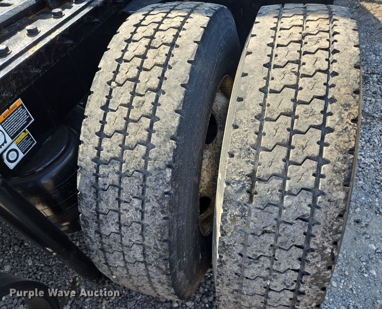 image for item DT5279 2021 Peterbilt 579 semi truck