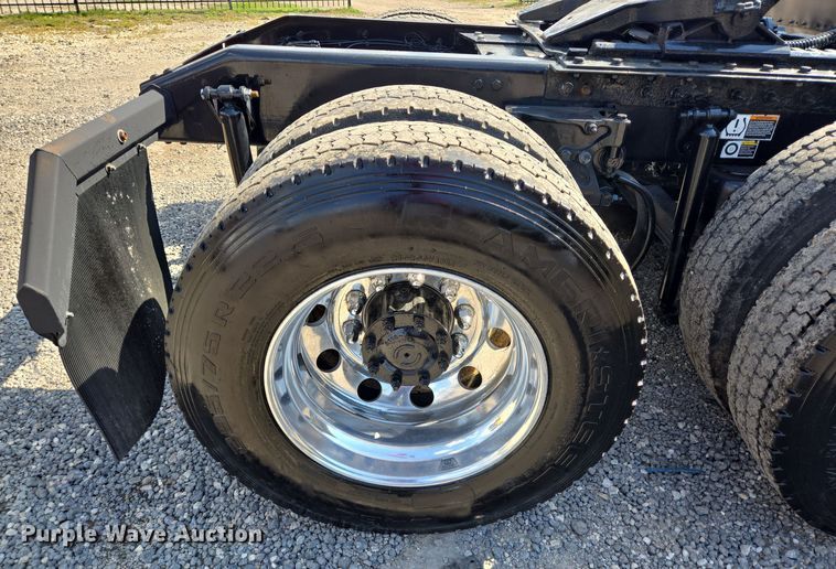 image for item DT5279 2021 Peterbilt 579 semi truck