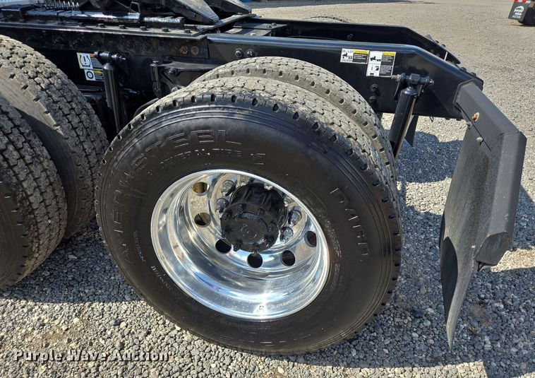 image for item DT5279 2021 Peterbilt 579 semi truck