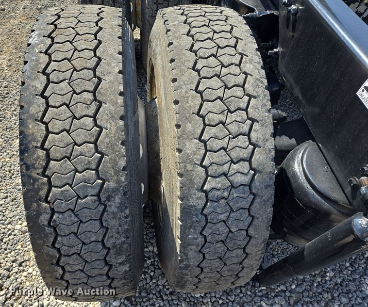 image for item DT5279 2021 Peterbilt 579 semi truck