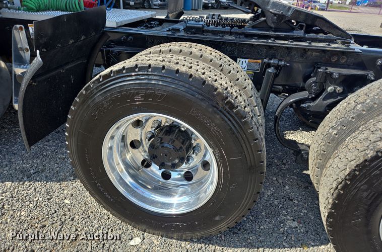 image for item DT5279 2021 Peterbilt 579 semi truck