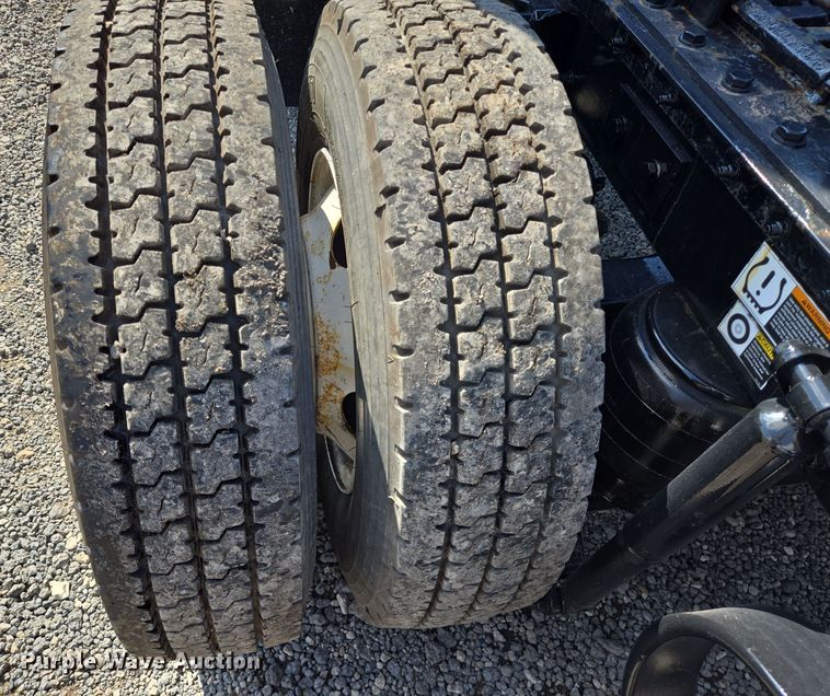 image for item DT5279 2021 Peterbilt 579 semi truck