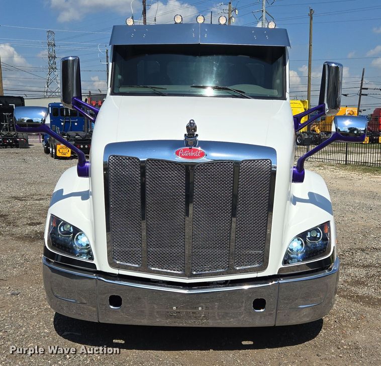 image for item DT5281 2019 Peterbilt 579 semi truck