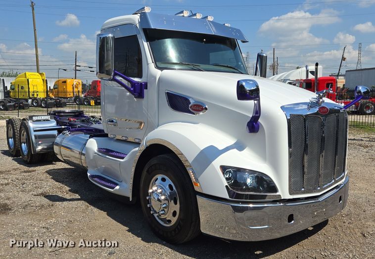 image for item DT5281 2019 Peterbilt 579 semi truck
