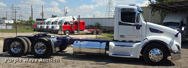 image for item DT5281 2019 Peterbilt 579 semi truck